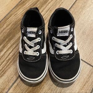 Toddler Vans black and white with elastic laces